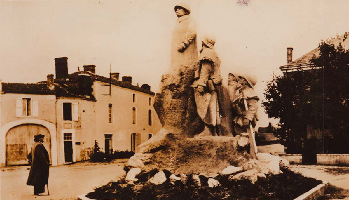 Clemenceau-devant-sa-statue-10-mai-1921©-Arch.-dép.-Vendée-Cartes-postales-et-photographies-de-Georges-Clemenceau-1-Num-25-1