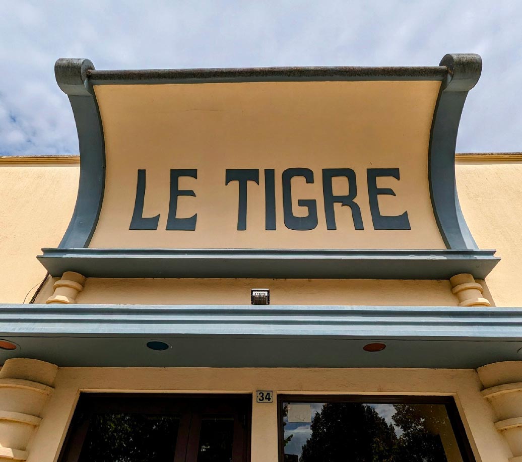 1-Devanture-cinéma-le-tigre